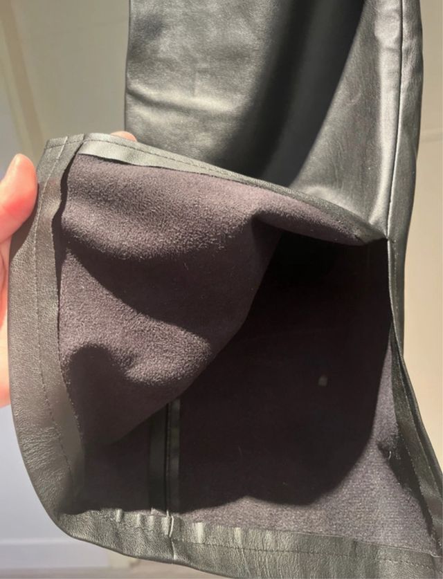 Pantalones efecto piel negros