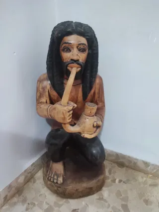 Talla de madera Bob Marley fumando