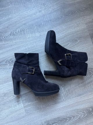 Botines Unisa ante azul