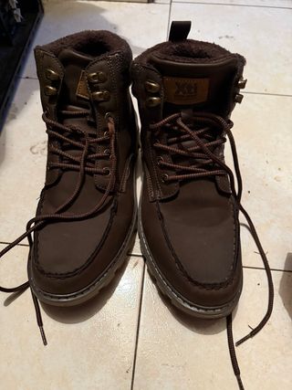 Botas caballero XTI marrones.
con dos usos