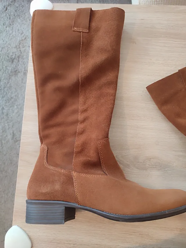 Botas altas de ante marrón.