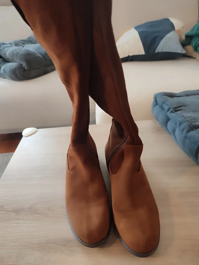 Botas altas de ante marrón.