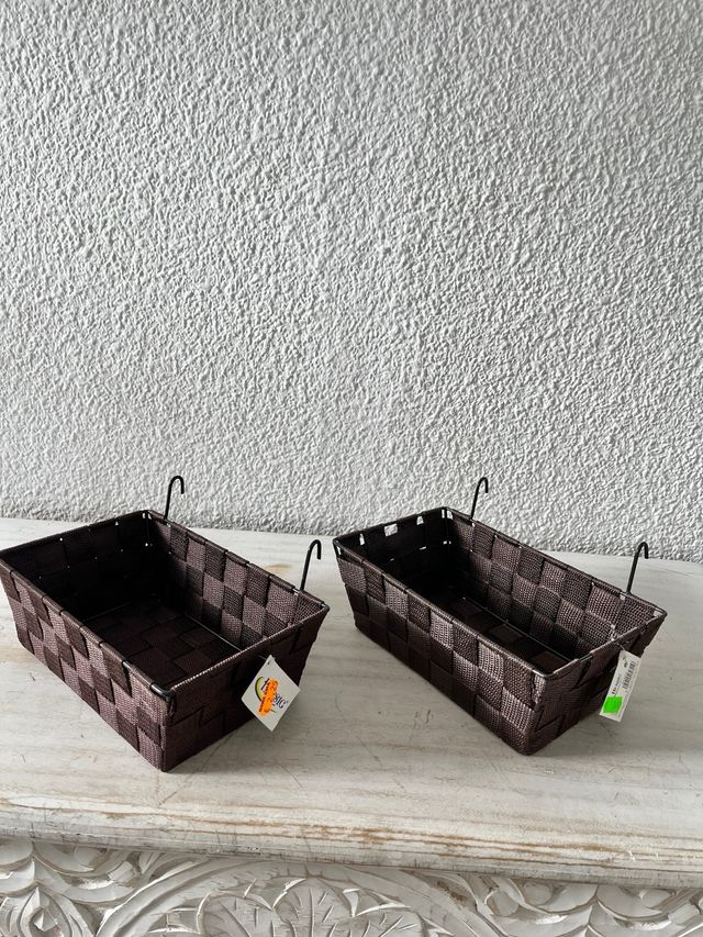 Cestas marrones tejidas con ganchos