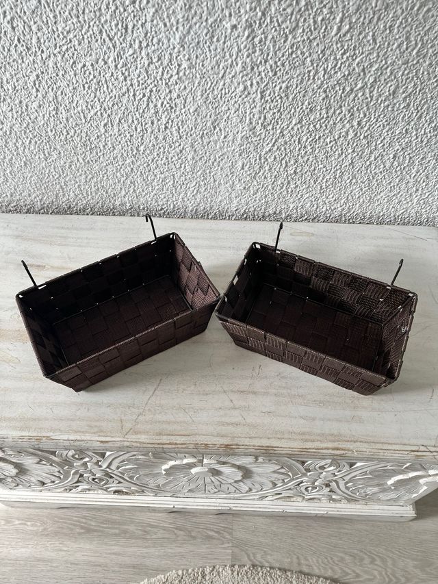 Cestas marrones tejidas con ganchos