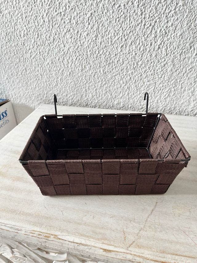 Cestas marrones tejidas con ganchos