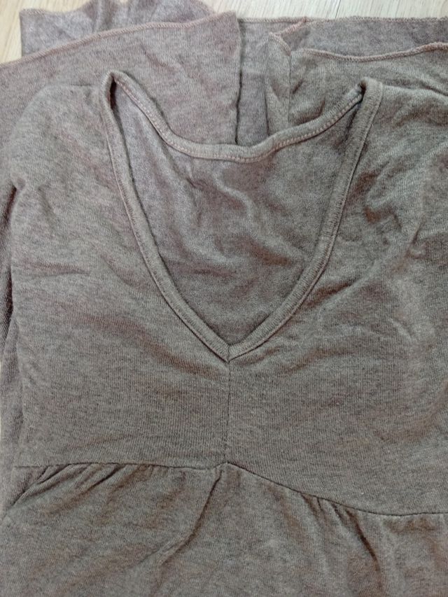 Vestido de punto marrón hasta la rodilla