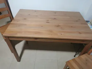 Mesa de madera con 4 sillas