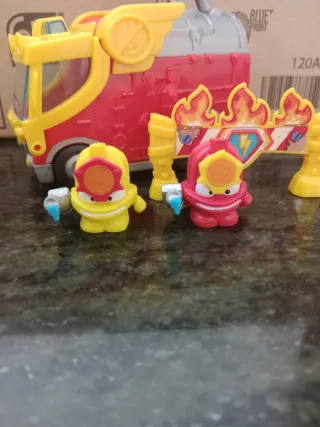 Superthings Camión de Bomberos y Figuras