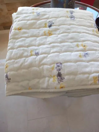 Colcha 105cm floral beige y morado