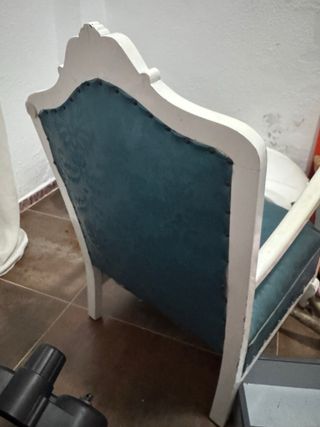 Sillón antiguo tapizado azul y blanco