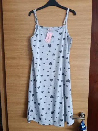 Camisón gris con corazones