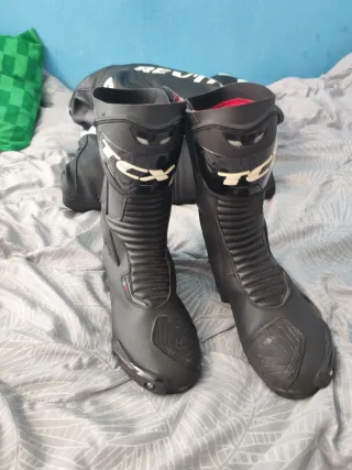 Mono Revit talla 50, casco Shark, botas y guantes.