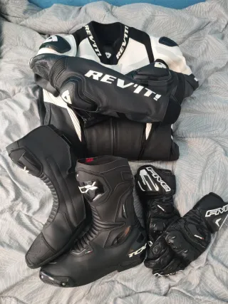 Mono Revit talla 50, casco Shark, botas y guantes.