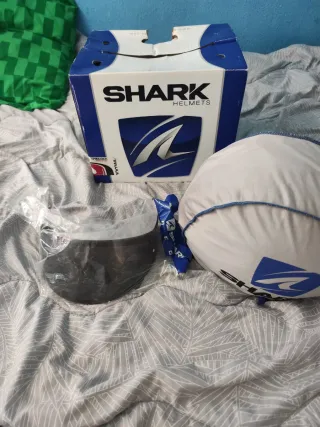 Mono Revit talla 50, casco Shark, botas y guantes.