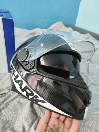 Mono Revit talla 50, casco Shark, botas y guantes.