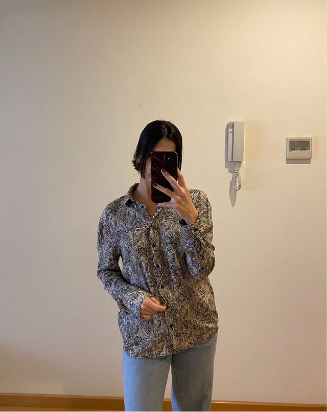 Camisa estampada serpiente