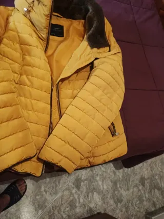 Chaqueta amarilla con cuello de pelo