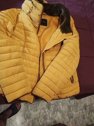 Chaqueta amarilla con cuello de pelo