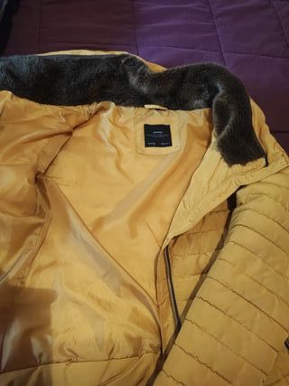 Chaqueta amarilla con cuello de pelo