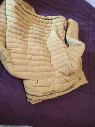 Chaqueta amarilla con cuello de pelo