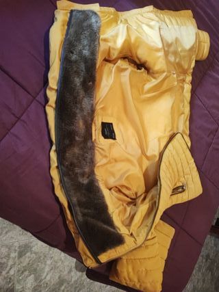 Chaqueta amarilla con cuello de pelo