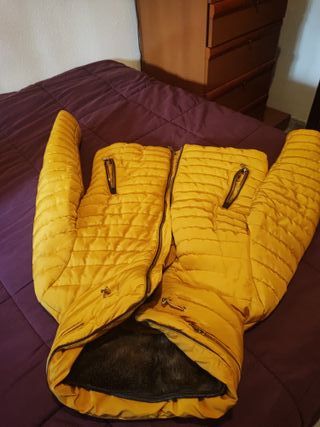 Chaqueta amarilla con cuello de pelo