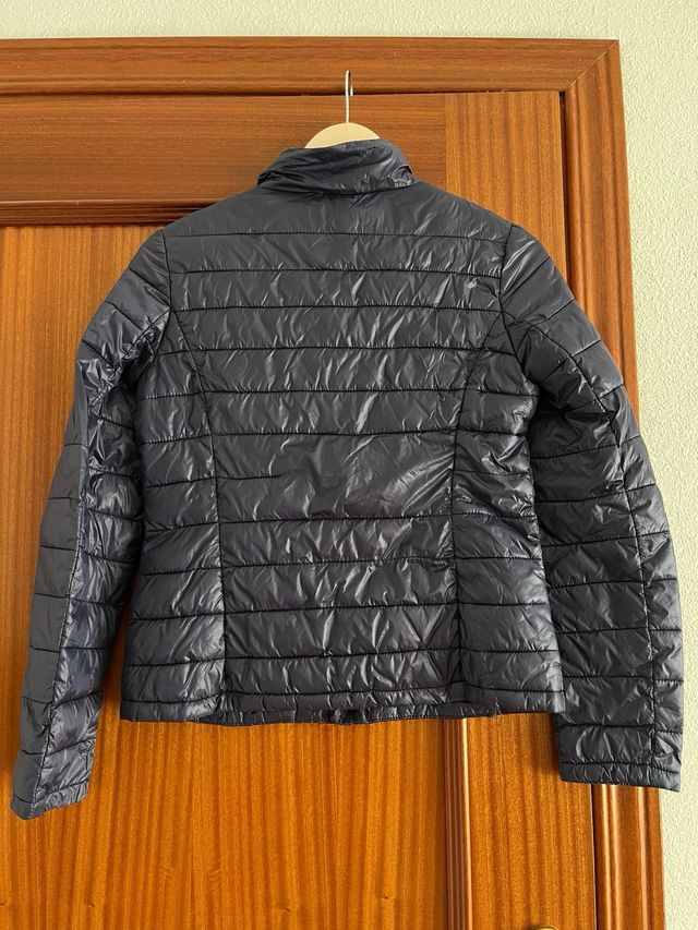 Abrigo azul acolchado