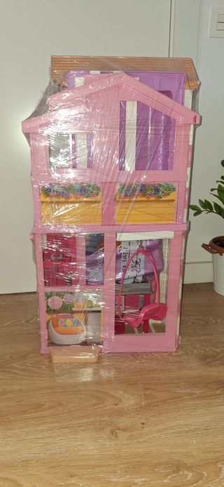 Casa Barbie con accessori.
Bambole non incluse.