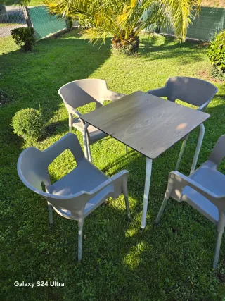 3 mesas y 7 sillas grises de terrazas