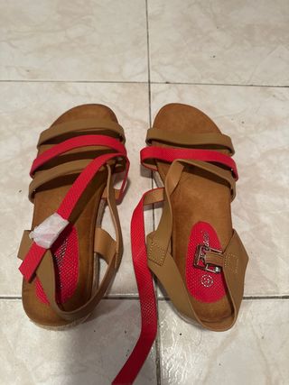 Sandalias de piel marrón y rojo