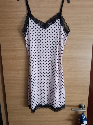 Camisón de lunares con encaje