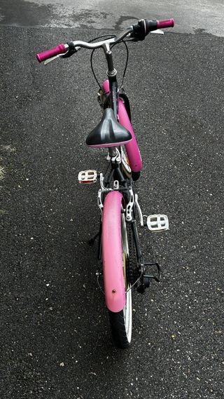 Bicicleta niña Decathlon rosa y negra.