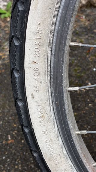 Bicicleta niña Decathlon rosa y negra.