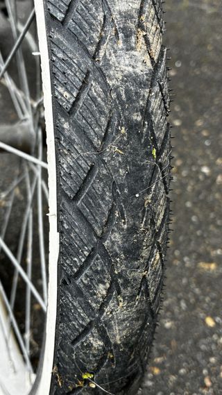 Bicicleta niña Decathlon rosa y negra.