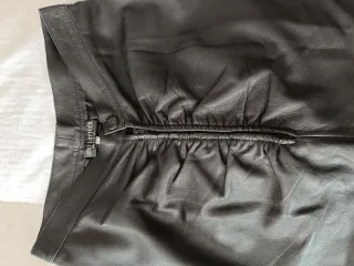 Falda italiana de piel LUIGI LATTUCA negra