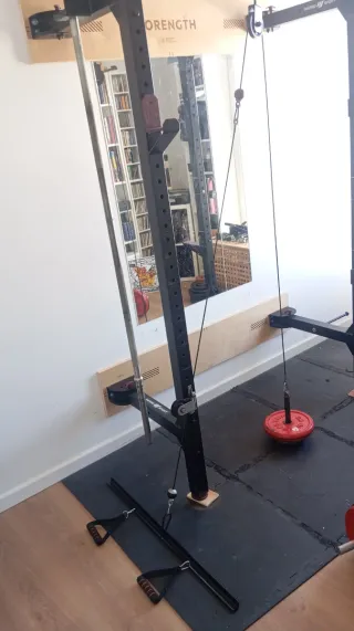 Rack, banco, poleas, fondos, barras y discos