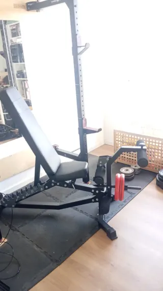 Rack, banco, poleas, fondos, barras y discos