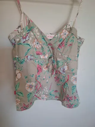 Camiseta tirantes floral escote pico