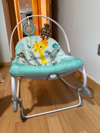 Mecedora de bebé con arco de juegos