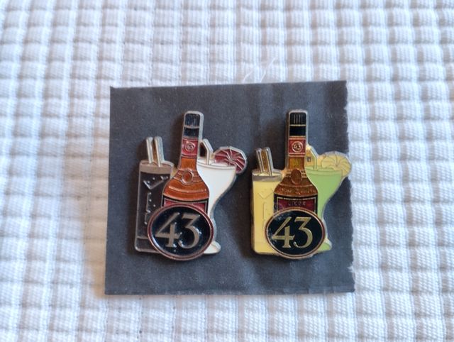 Lote 2 pins pin pines Licor 43 alcohol.