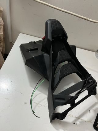 Portamatrículas Kymco AK 550 de serie