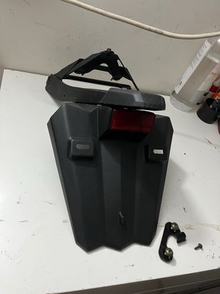 Portamatrículas Kymco AK 550 de serie