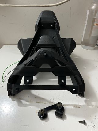 Portamatrículas Kymco AK 550 de serie