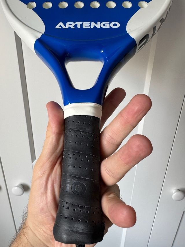 Pala de pádel Artengo 700 con funda.