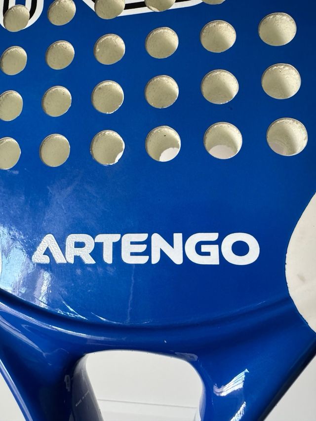 Pala de pádel Artengo 700 con funda.