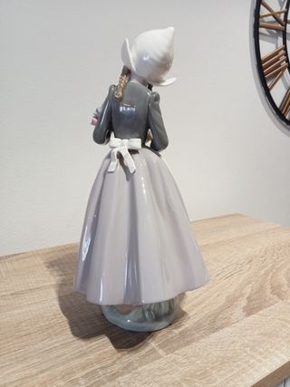 Figura Lladro Holandesita con Flores