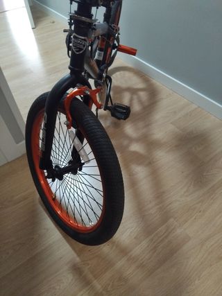 Bicicleta Freestyle Naranja y Negra. Colo nueva