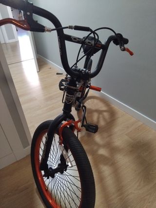 Bicicleta Freestyle Naranja y Negra. Colo nueva