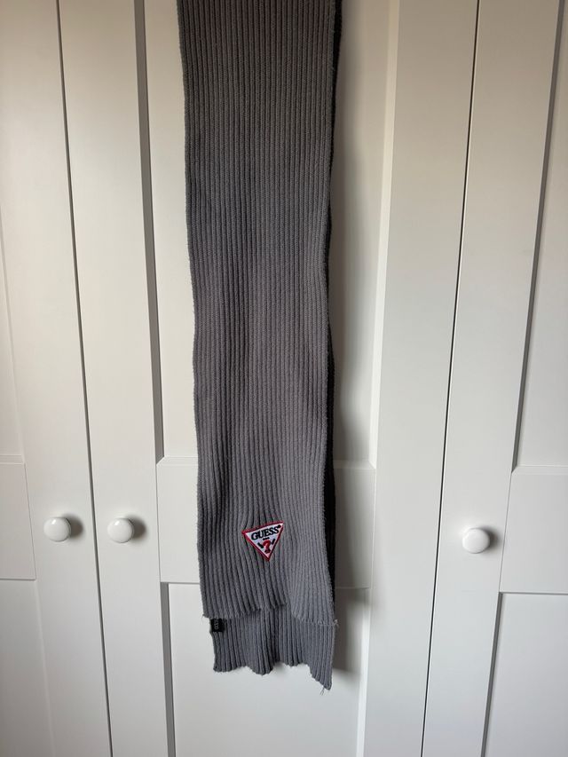 Bufanda Guess Gris