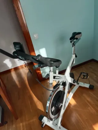 Bicicleta Spinning BH Blanca Modelo sb2.2